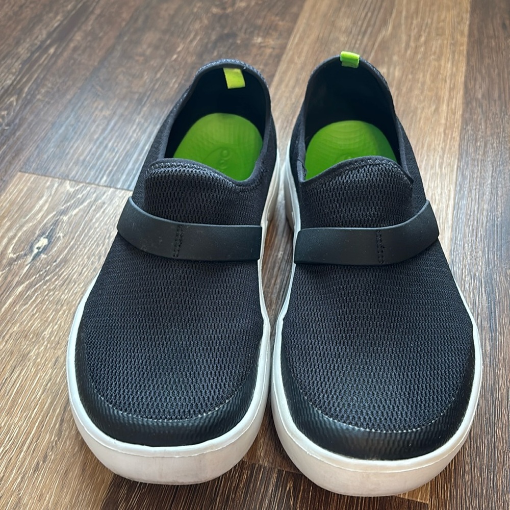 Women’s Oofos OOmg low shoe size 8 1/2. Light weight recovery footwear.